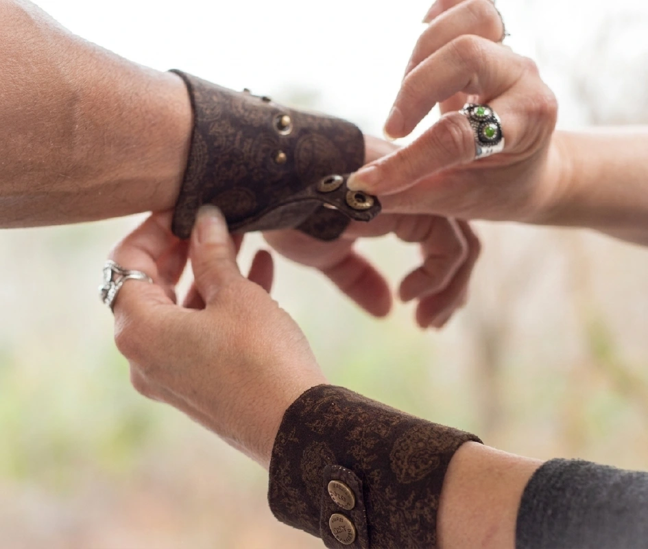 Adjusting patterned wrist wallet