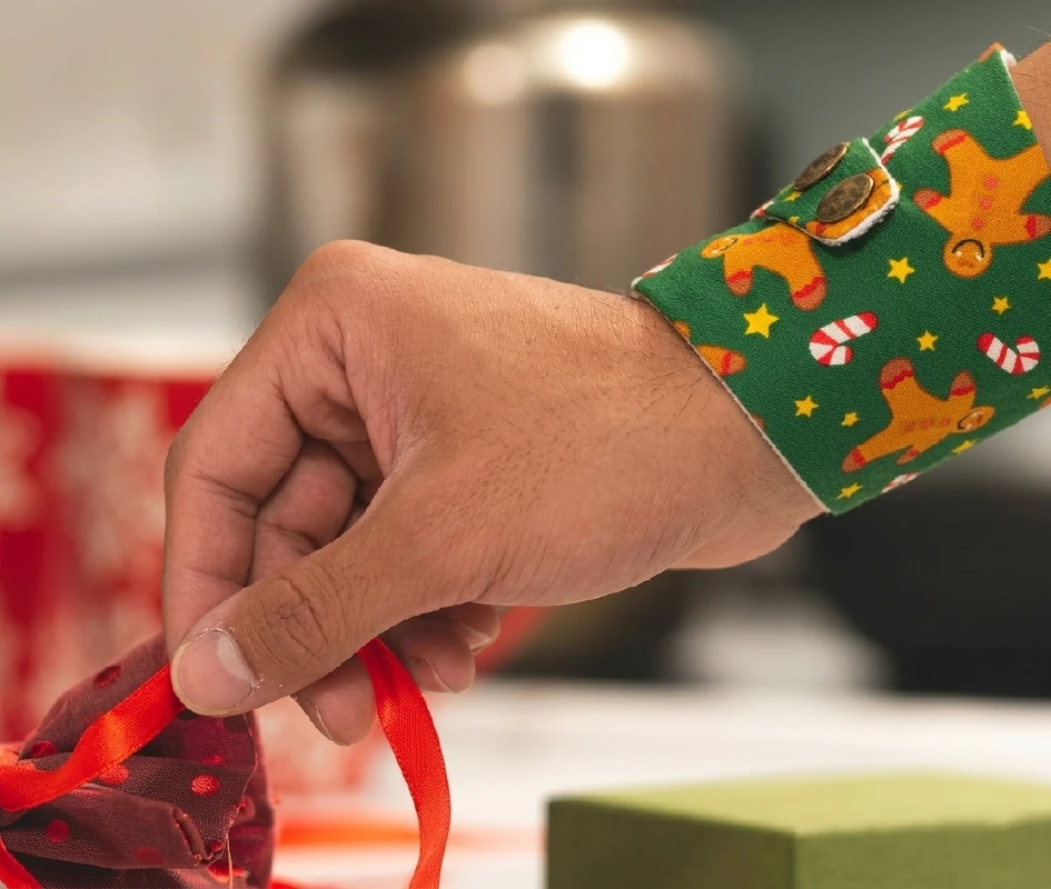 Gingerbread pattern wrist wallet